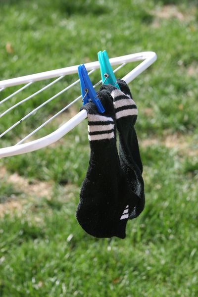 Socken an einem Wäscheständer