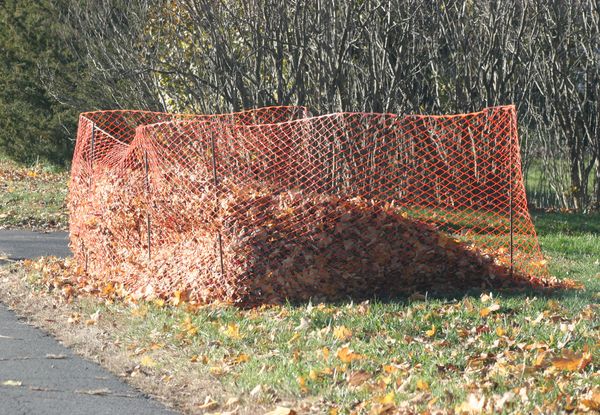 Blätterhaufen an der Strasse