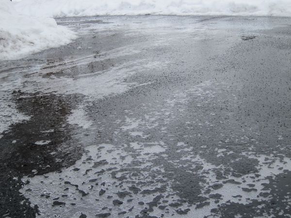 Geschlossene Eisfläche vor der Garage